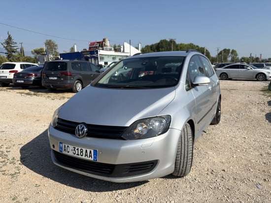Alquila un 2013 Volkswagen Golf 6 en Tirana