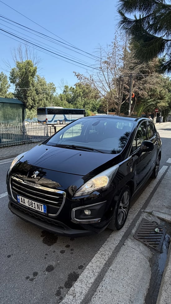 Noleggia una Peugeot 3008 dell'anno 2016 a Tirana