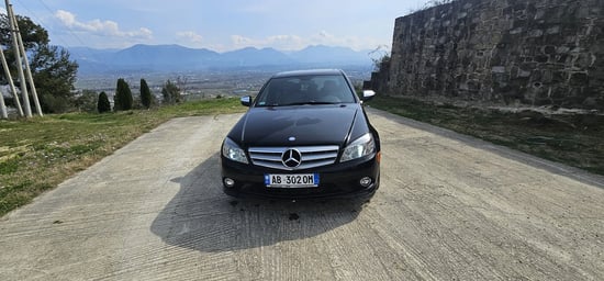 Merrni me qira një Mercedes-Benz 300 të vitit 2008 në Tirana