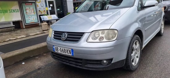 Noleggia una Volkswagen Touran dell'anno 2008 a Tirana