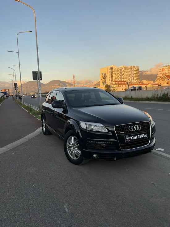 Noleggia una Audi Q7 dell'anno 2009 a Tirana