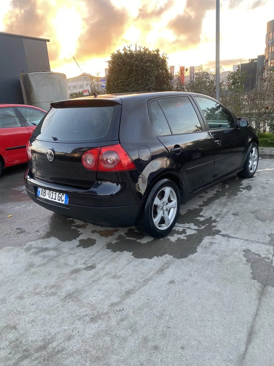 Louer une Volkswagen Golf 5 de l'année 2009 à Tirana