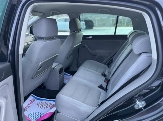 Louer une Volkswagen Golf de l'année 2007 à Tirana