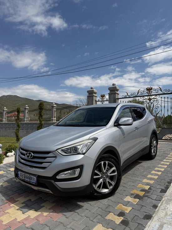 Noleggia una Hyundai Santa Fe dell'anno 2014 a Tirana