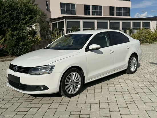 Noleggia una Volkswagen Jetta dell'anno 2014 a Tirana