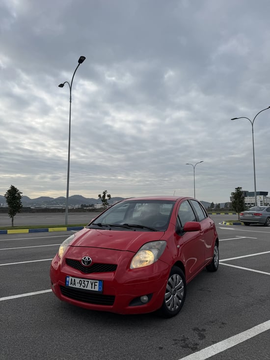 Louer une Toyota Yaris de l'année 2011 à Durrës