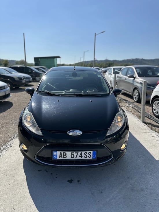Merrni me qira një Ford Fiesta të vitit 2014 në Tirana
