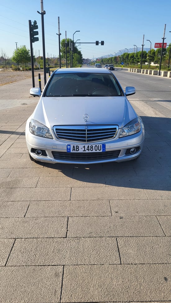 Noleggia una Mercedes-Benz C 200 dell'anno 2009 a Tirana