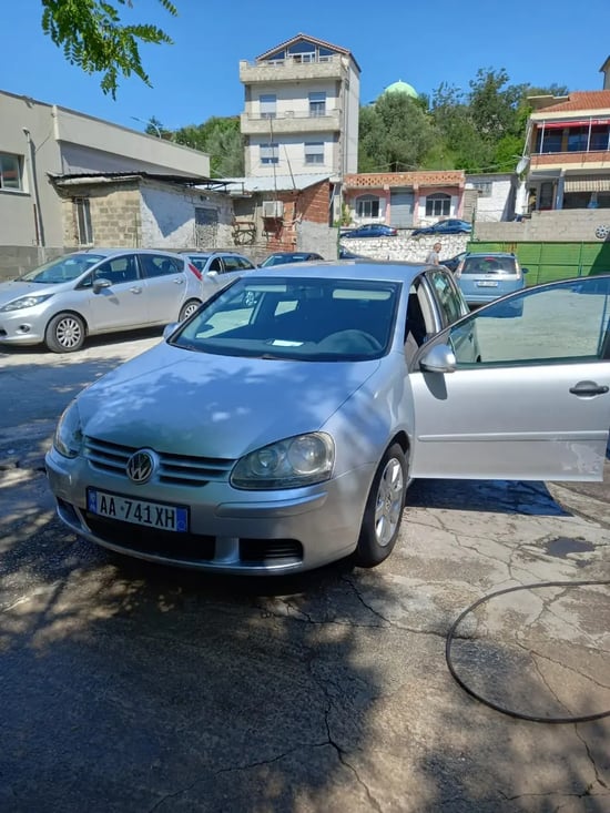 Louer une Volkswagen Golf 5 de l'année 2005 à Tirana