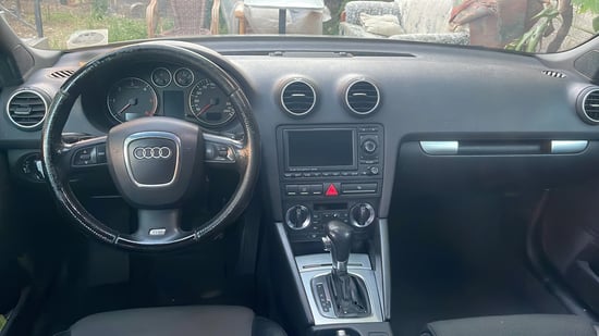 Louer une Audi A3 de l'année 2012 à Tirana