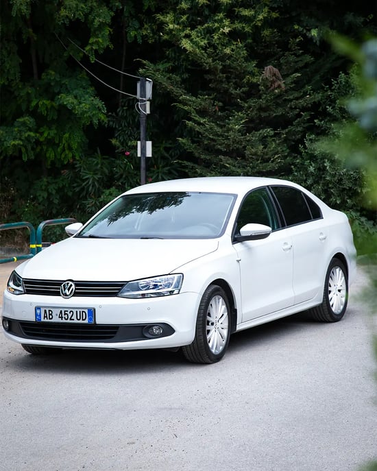 Merrni me qira një Volkswagen Jetta të vitit 2013 në Tirana
