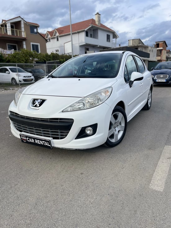 Merrni me qira një Peugeot 207 të vitit 2011 në Tirana