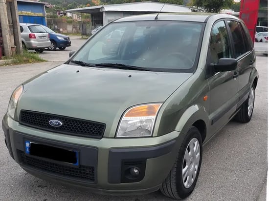 Merrni me qira një Ford Fusion të vitit 2006 në Tirana