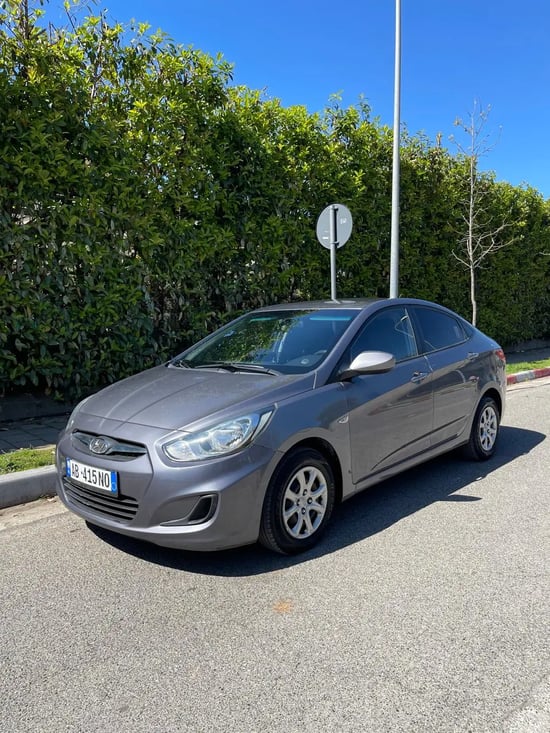 Noleggia una Hyundai Accent dell'anno 2013 a Tirana