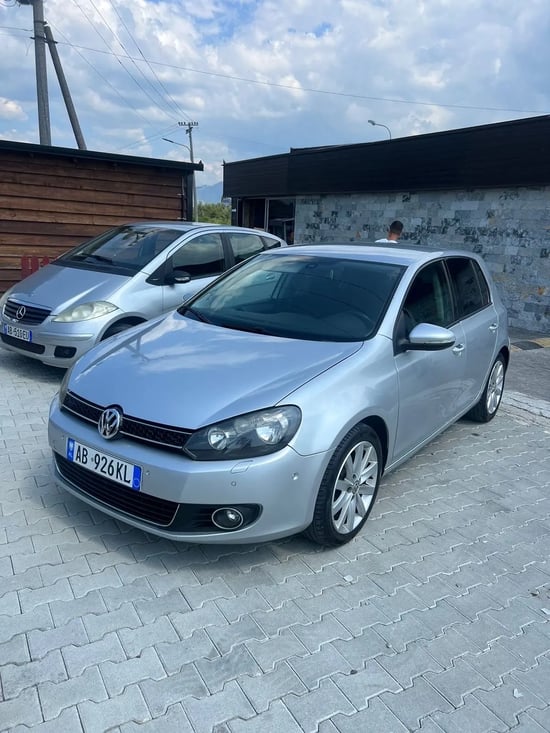 Wynajmij Volkswagen Golf 6 z 2012 roku w Tirana