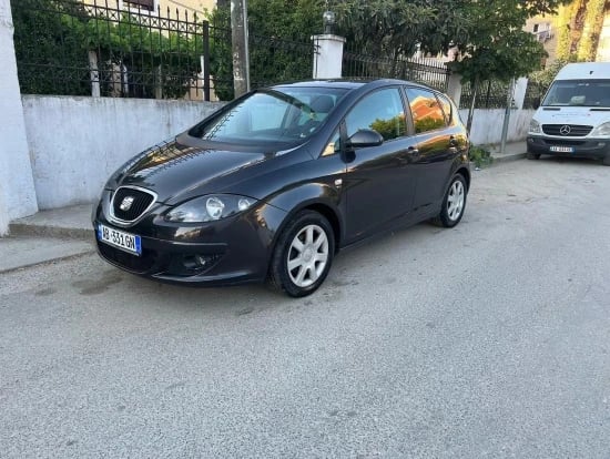 Louer une Seat Altea de l'année 2009 à Tirana