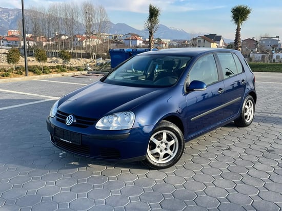 Wynajmij Volkswagen Golf 5 z 2006 roku w Tirana