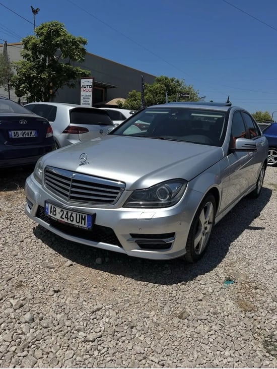 Merrni me qira një Mercedes-Benz 220 të vitit 2013 në Tirana