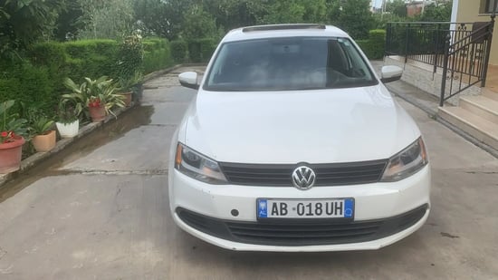 Louer une Volkswagen Jetta de l'année 2014 à Tirana