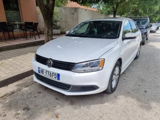 Wynajmij Volkswagen Jetta z 2012 roku w Tirana