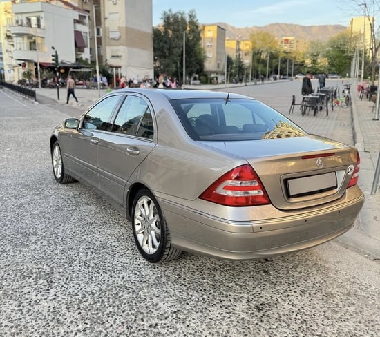 Louer une Mercedes-Benz C 180 de l'année 2007 à Tirana
