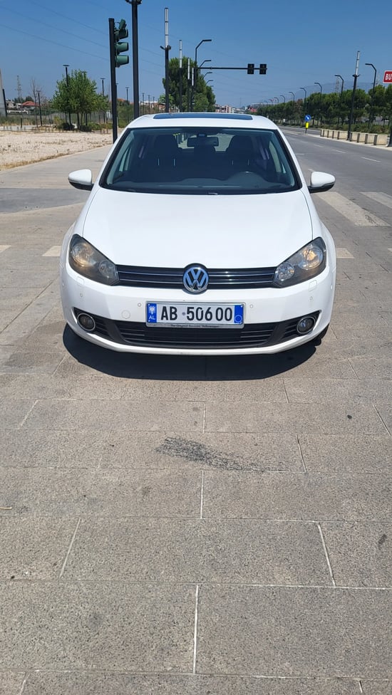 Wynajmij Volkswagen Golf 6 z 2012 roku w Tirana