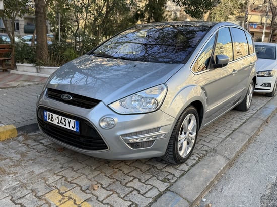 Wynajmij Ford S-Max z 2011 roku w Tirana