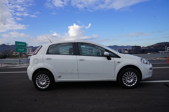 Louer une Fiat Punto de l'année 2017 à Tirana