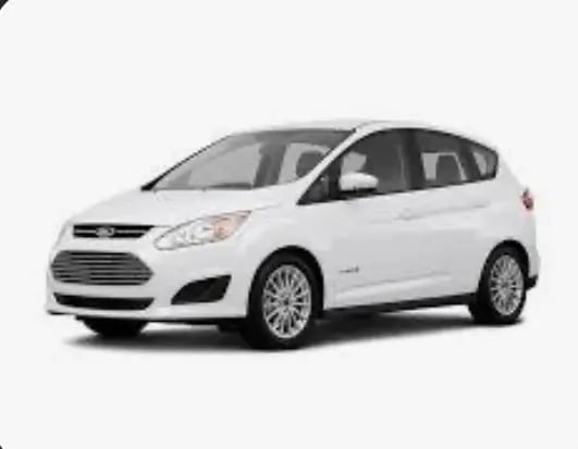 Noleggia una Ford C-Max dell'anno 2014 a Tirana
