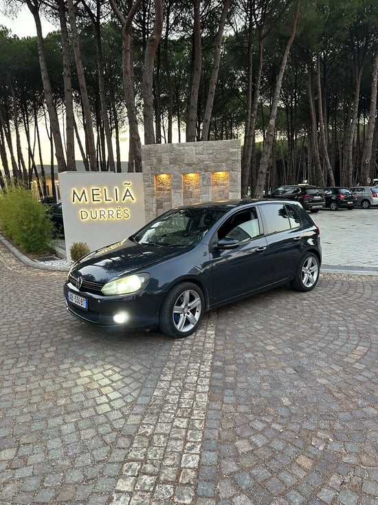 Wynajmij Volkswagen Golf 6 z 2011 roku w Kukës