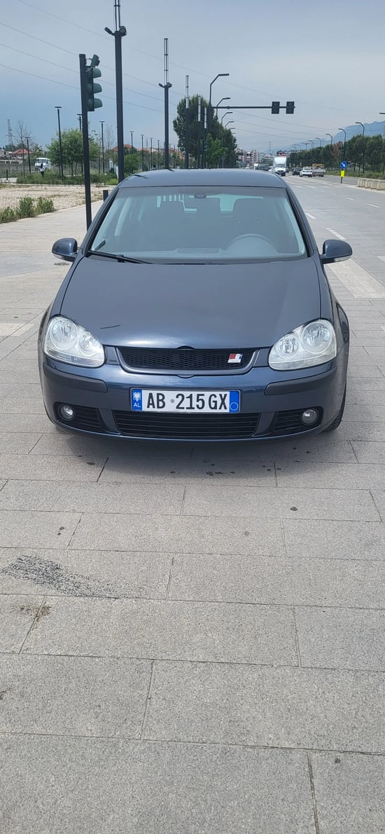 Wynajmij Volkswagen Golf 5 z 2006 roku w Tirana
