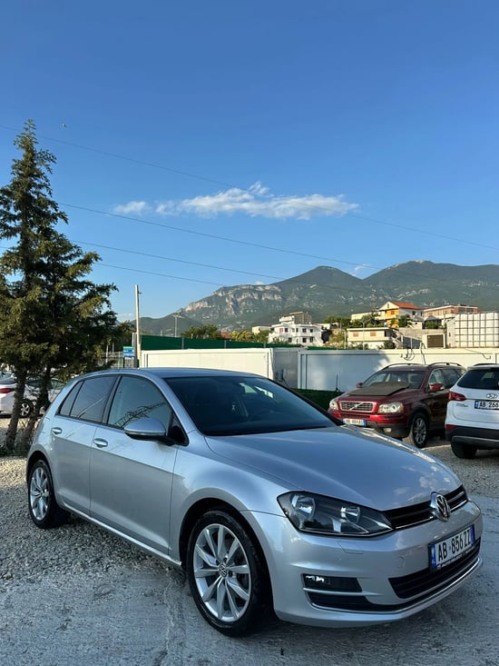 Wynajmij Volkswagen Golf 7 z 2013 roku w Tirana