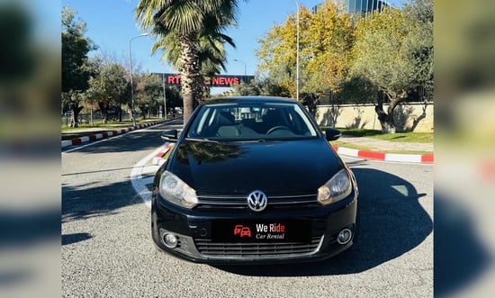 Noleggia una Volkswagen Golf dell'anno 2010 a Tirana