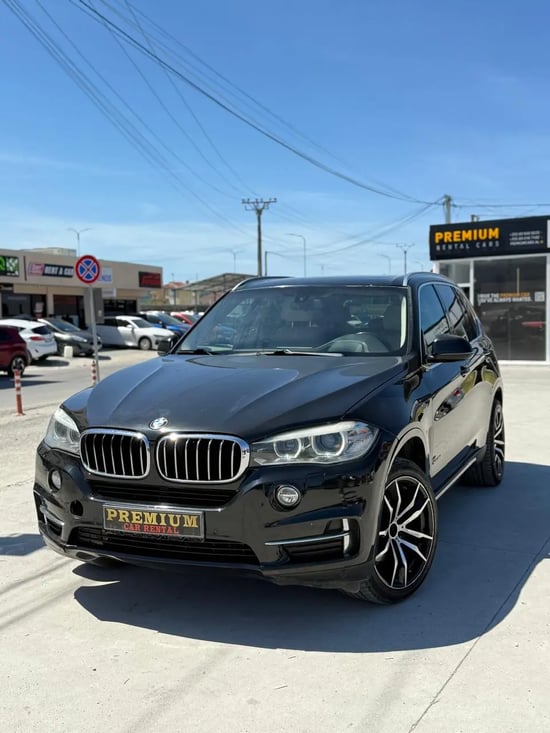 Noleggia una BMW X5 dell'anno 2015 a Tirana