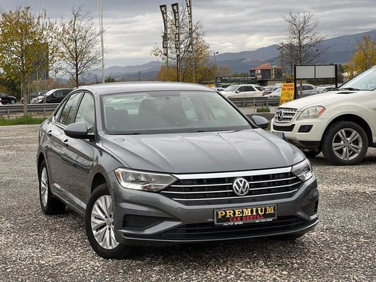 Merrni me qira një Volkswagen Jetta të vitit 2021 në Tirana