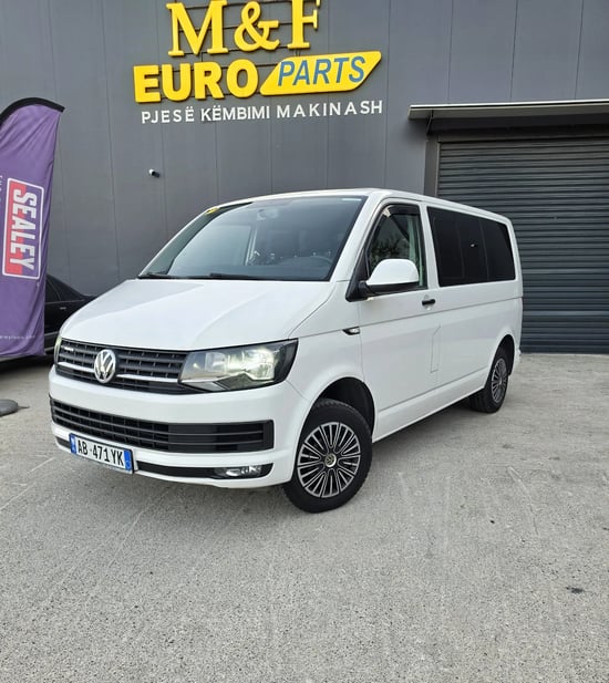 Noleggia una Volkswagen T6 Transporter dell'anno 2019 a Durrës