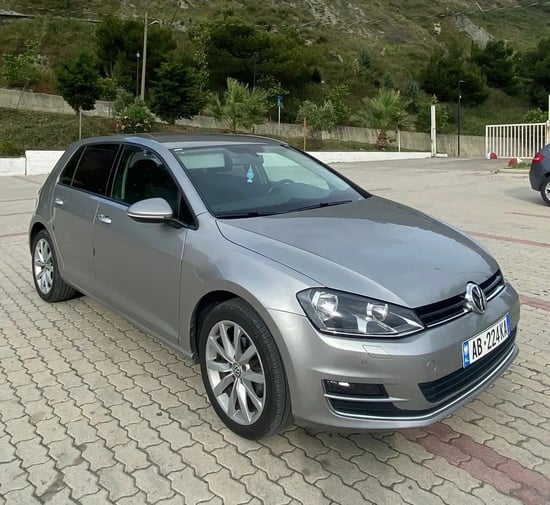 Wynajmij Volkswagen Golf 7 z 2015 roku w Durrës