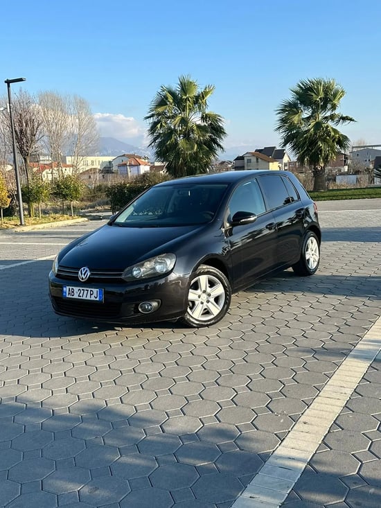 Merrni me qira një Volkswagen Golf 6 të vitit 2012 në Tirana
