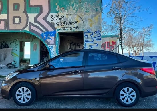 Merrni me qira një Hyundai Accent të vitit 2016 në Tirana