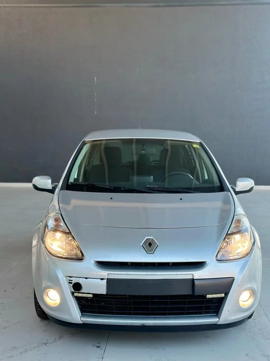 Merrni me qira një Renault Clio të vitit 2009 në Tirana
