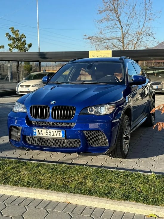 Wynajmij BMW X6 z 2016 roku w Tirana