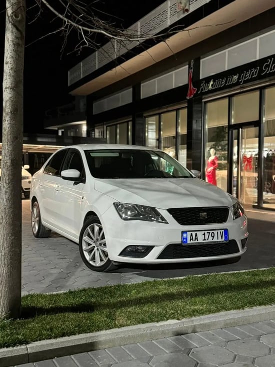 Wynajmij Seat Toledo z 2015 roku w Tirana