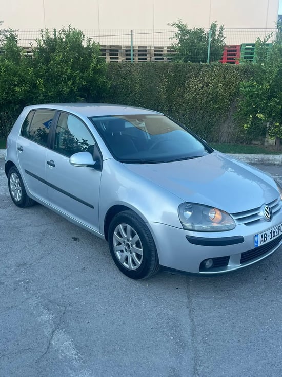 Merrni me qira një Volkswagen Golf 5 të vitit 2008 në Tirana