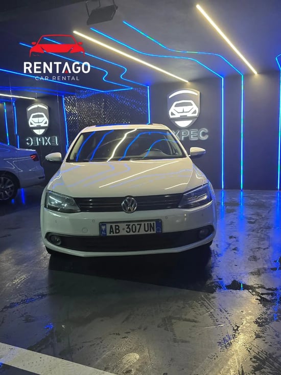 Wynajmij Volkswagen Jetta z 2013 roku w Tirana