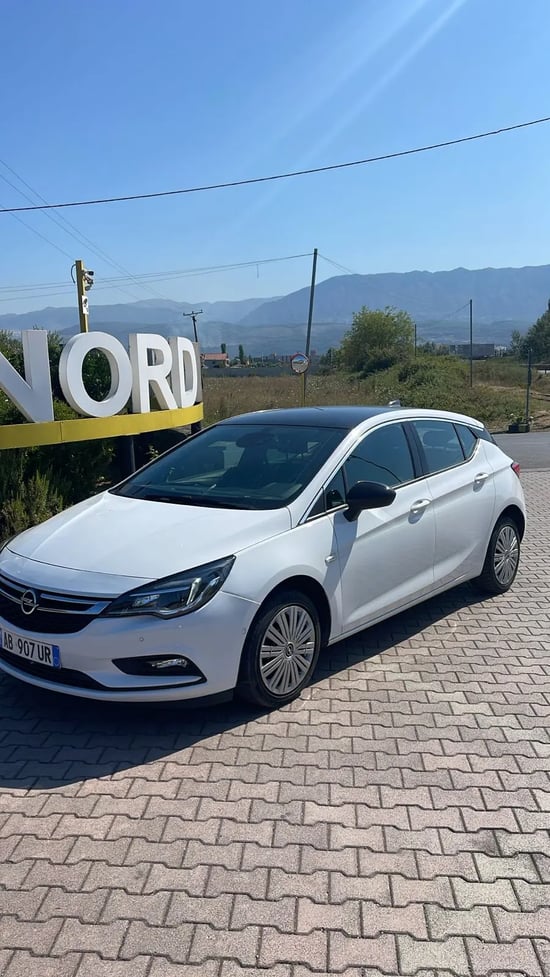 Louer une Opel Astra de l'année 2018 à Tirana