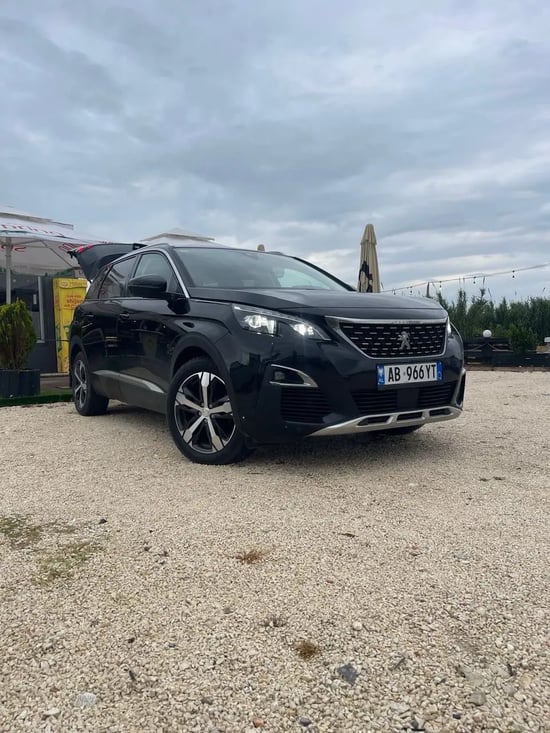 Louer une Peugeot 5008 de l'année 2019 à Tirana