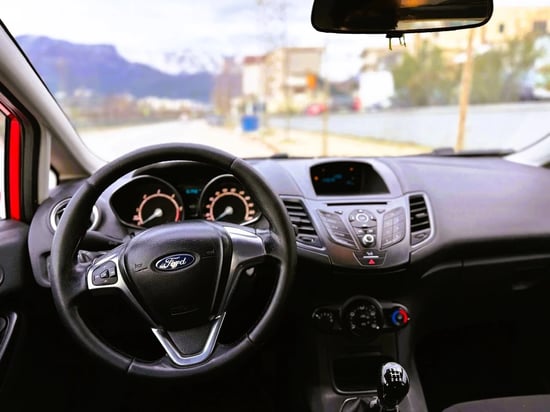 Merrni me qira një Ford Fiesta të vitit 2014 në Tirana