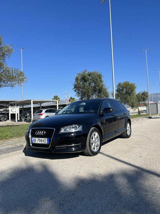 Wynajmij Audi A3 z 2013 roku w Tirana