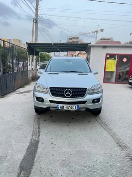 Merrni me qira një Mercedes-Benz ML 280 të vitit 2008 në Tirana