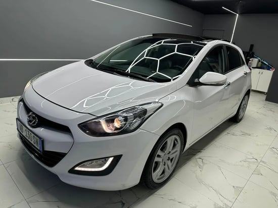 Louer une Hyundai i30 de l'année 2013 à Tirana
